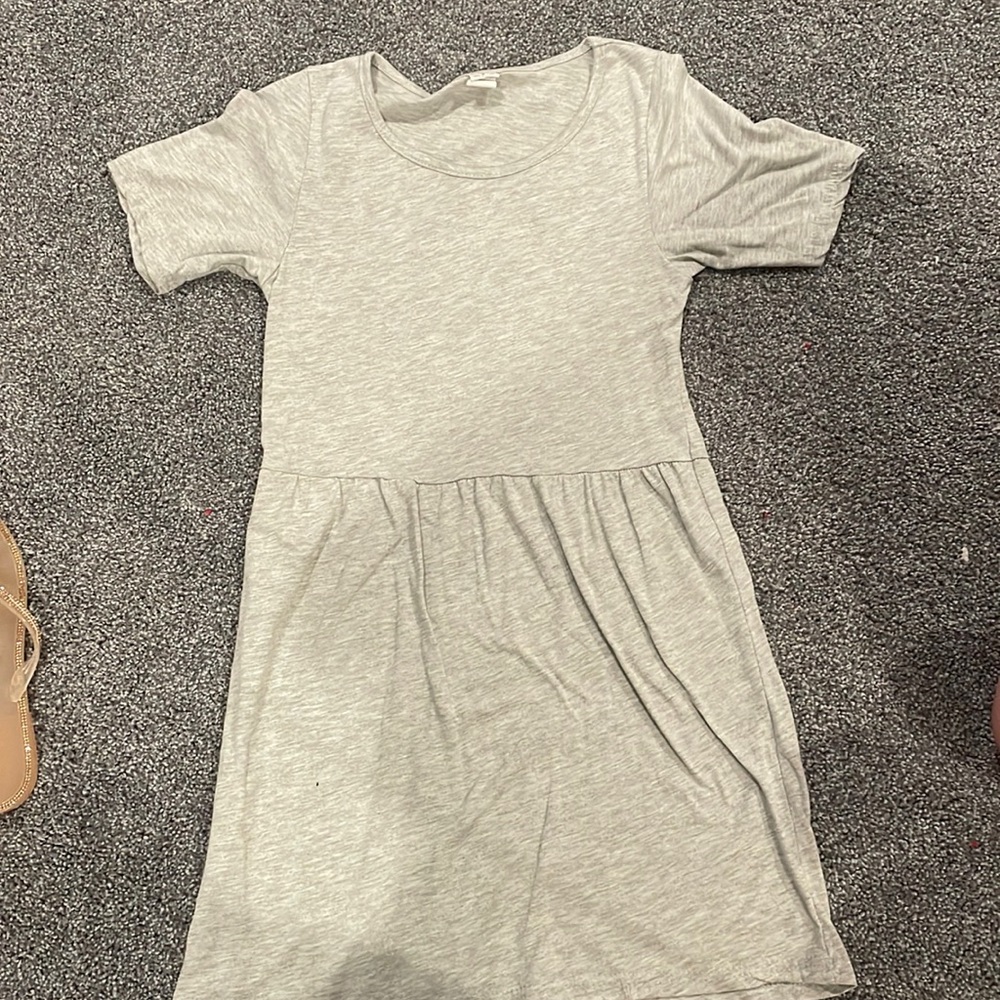 Grey h&m dress. With short sleeves with a slight Singh in the middle.